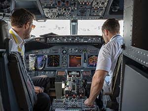 Interior de la cabina del piloto de un avión comercial