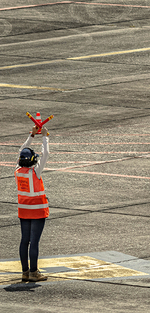 Señaleros recibiendo una aeronave